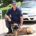 Policist in službeni pes.